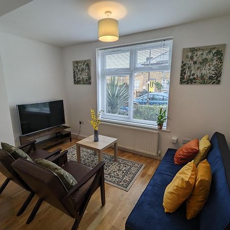 Fantastic 3-Bedroom House In London Morden  Ngoại thất bức ảnh
