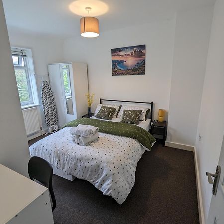 Fantastic 3-Bedroom House In London Morden  Ngoại thất bức ảnh