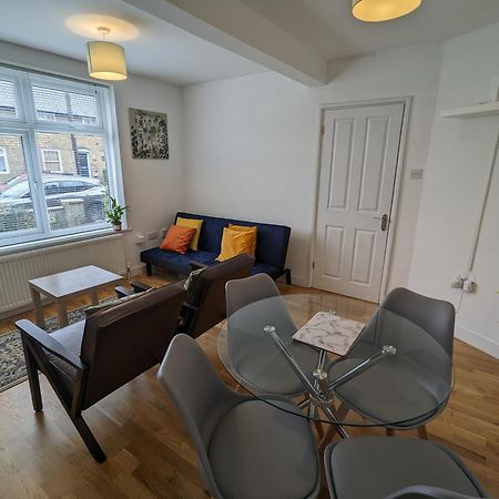 Fantastic 3-Bedroom House In London Morden  Ngoại thất bức ảnh
