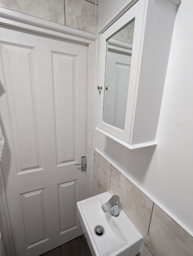 Fantastic 3-Bedroom House In London Morden  Ngoại thất bức ảnh