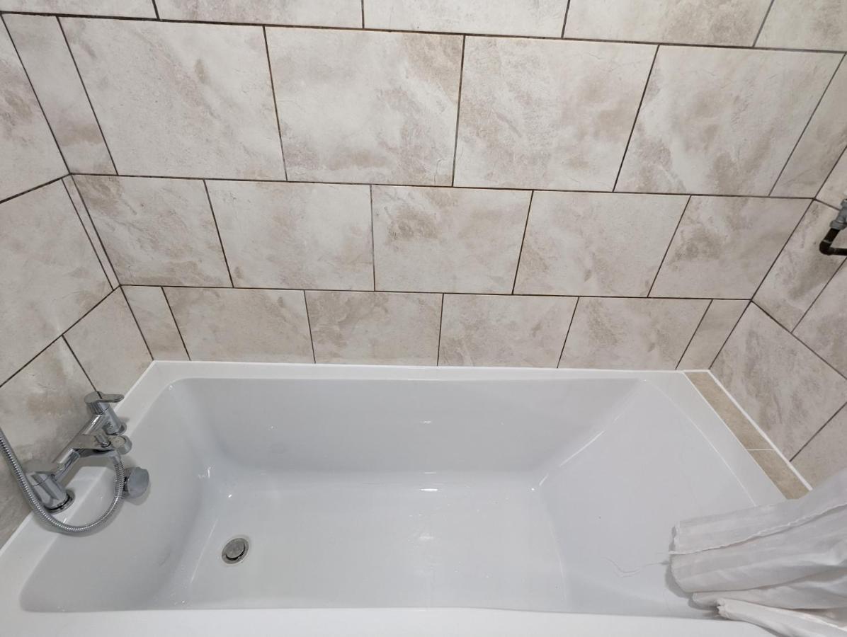 Fantastic 3-Bedroom House In London Morden  Ngoại thất bức ảnh