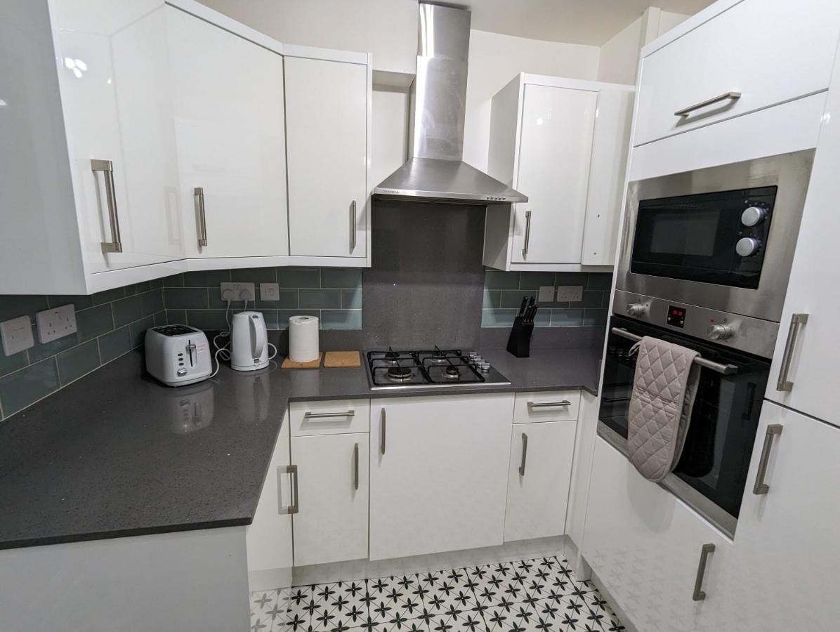 Fantastic 3-Bedroom House In London Morden  Ngoại thất bức ảnh