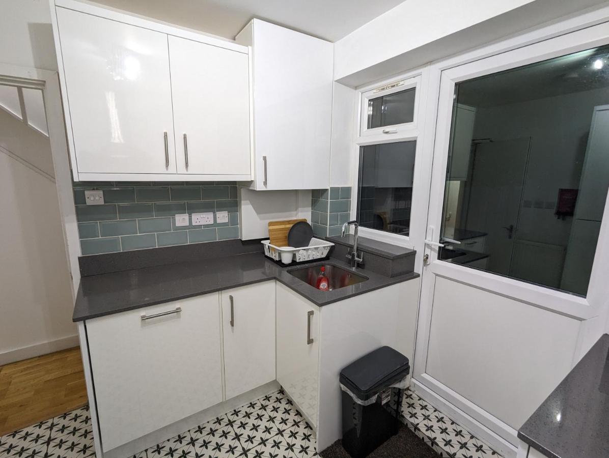 Fantastic 3-Bedroom House In London Morden  Ngoại thất bức ảnh