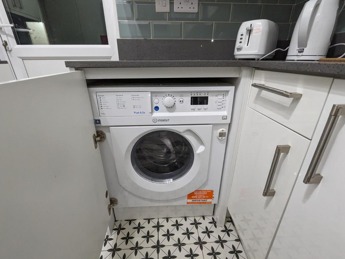 Fantastic 3-Bedroom House In London Morden  Ngoại thất bức ảnh