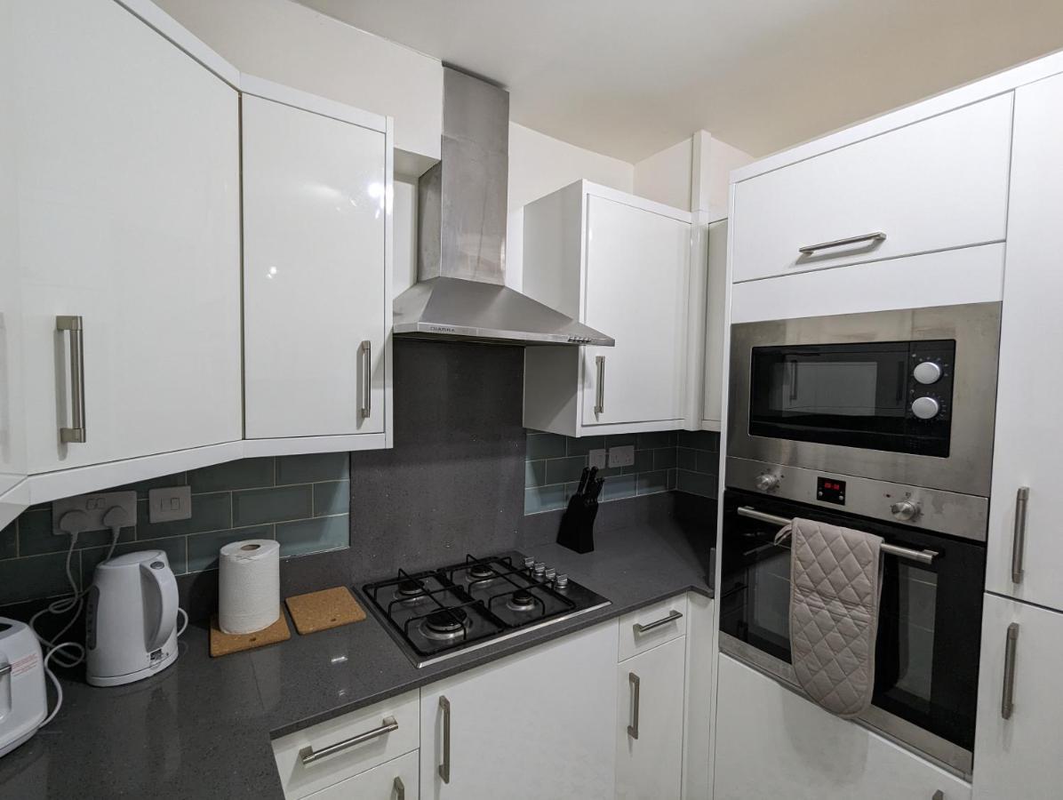 Fantastic 3-Bedroom House In London Morden  Ngoại thất bức ảnh