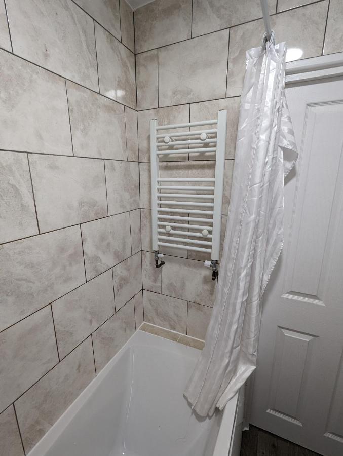 Fantastic 3-Bedroom House In London Morden  Ngoại thất bức ảnh