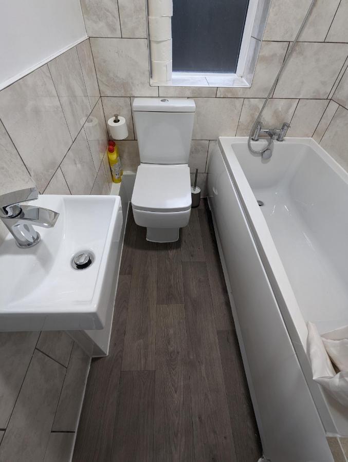 Fantastic 3-Bedroom House In London Morden  Ngoại thất bức ảnh