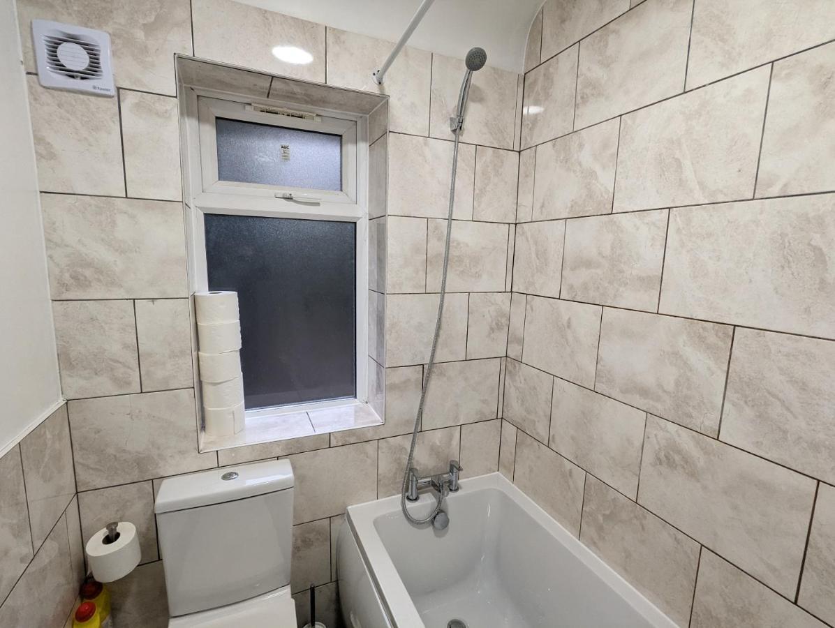 Fantastic 3-Bedroom House In London Morden  Ngoại thất bức ảnh