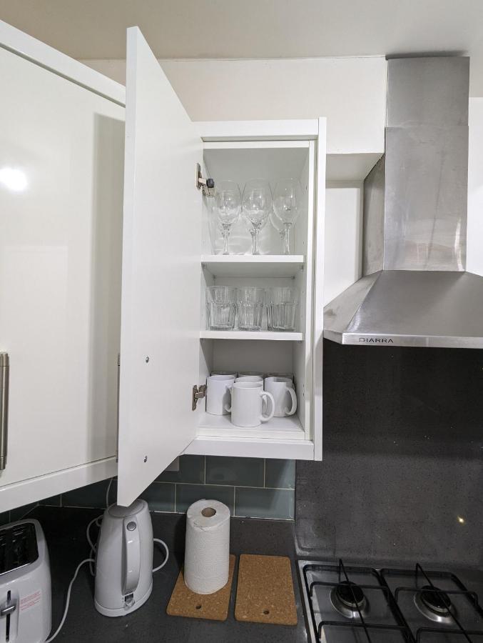 Fantastic 3-Bedroom House In London Morden  Ngoại thất bức ảnh