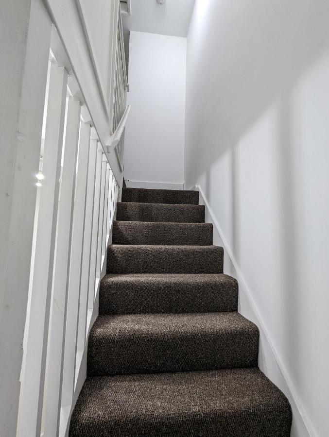 Fantastic 3-Bedroom House In London Morden  Ngoại thất bức ảnh