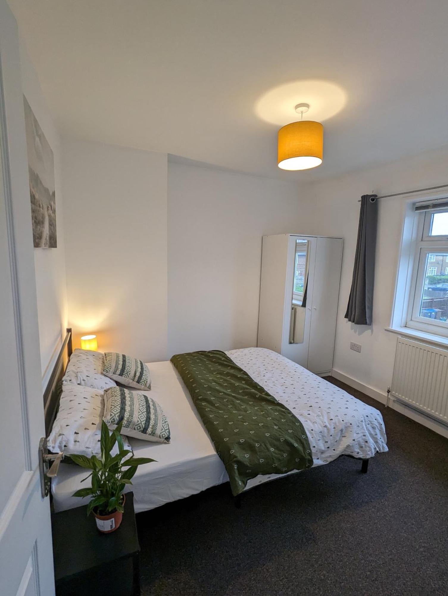 Fantastic 3-Bedroom House In London Morden  Ngoại thất bức ảnh