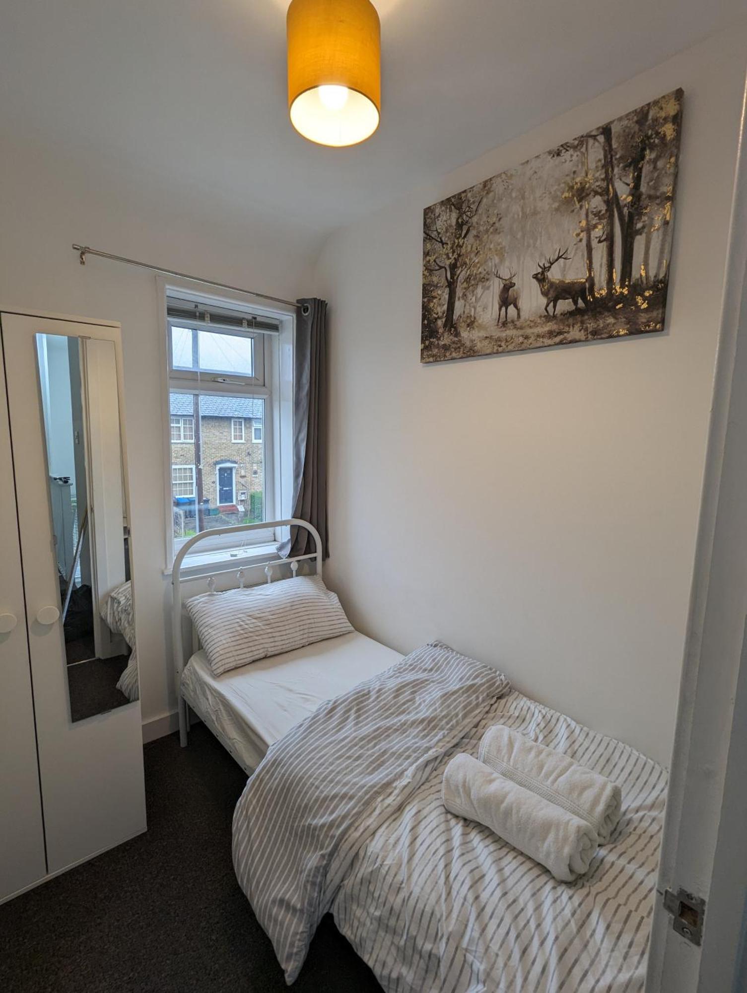 Fantastic 3-Bedroom House In London Morden  Ngoại thất bức ảnh